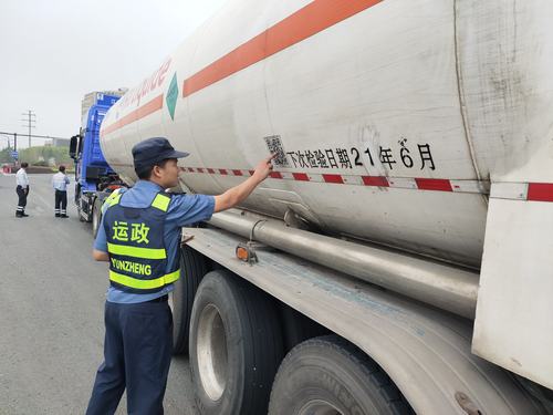 兰溪交通运管积极开展整治道路危险品货物运输车辆行动